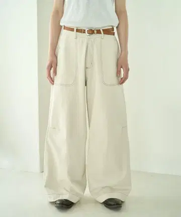 무릎을 접은 넓은 바지 주름진 진