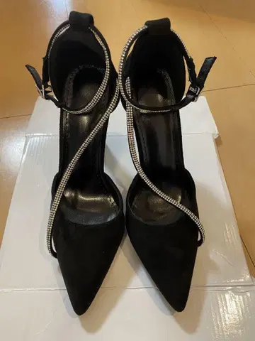 비쥬가 달린 블랙 스틸레토 힐