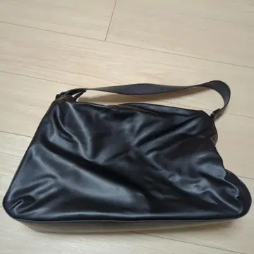유니클로 C 가죽 터치 퍼프 백