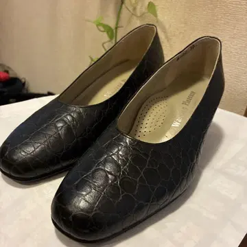 Walking Pleasure 크로코 무늬 펌프스 23 EE