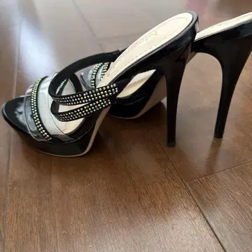 비쥬가 달린 블랙 힐 샌들