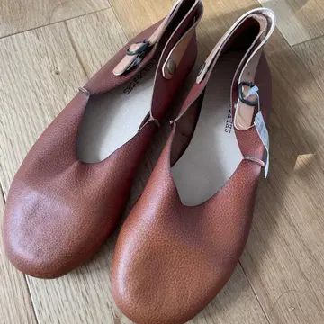 브라운 플랫 슈즈 사이드 스트랩