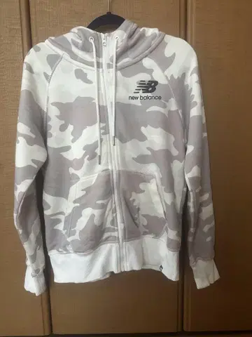 New Balance 카모 패턴 풀 집업 후드티