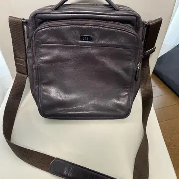 DAKS 다크 브라운 숄더백
