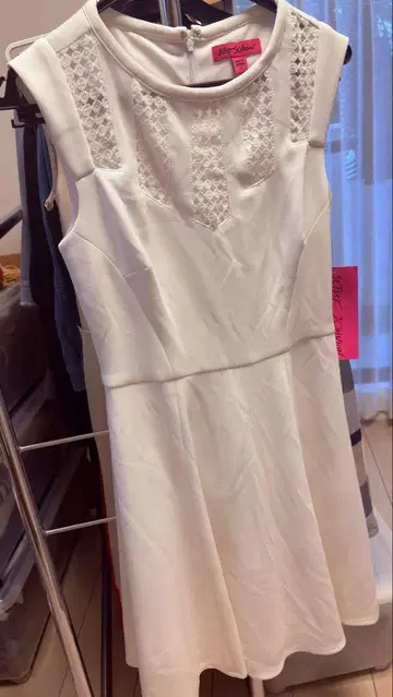 Betsey Johnson 화이트 슬리브리스 원피스