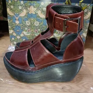 Dr.Martens 닥터마틴 BESSIE 통굽 샌들 UK3
