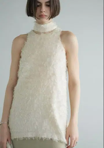 CLANE FEATHER RIBBON NOSLEEVE TOPS 아이보리