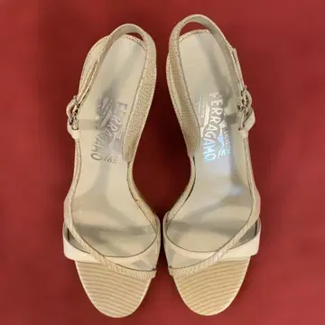 FERRAGAMO 베이지 가죽 스트랩 샌들