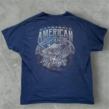 애국적인 미국인 Born & Bred 티셔츠 (XL)