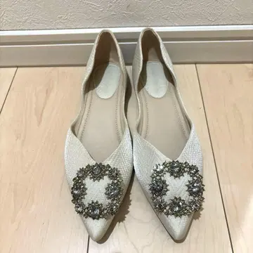 비쥬가 달린 아이보리 플랫 슈즈