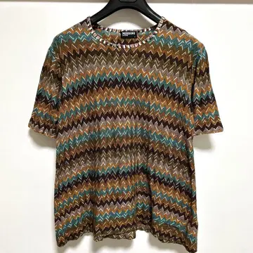 MISSONI의 친숙한 지그재그 패턴의 반팔 니트 셔츠입니다.