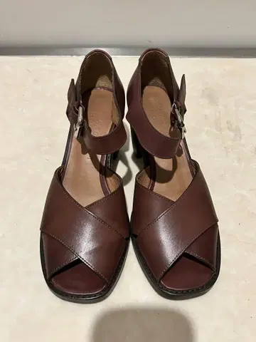 마가렛 호웰 브라운 샌들