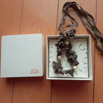 Toile 프릴 리본 목걸이 그레이