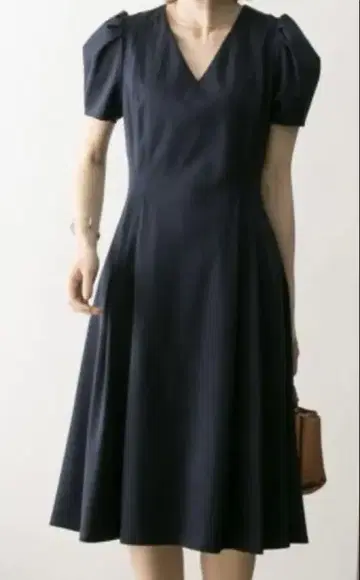 CELFORD 네이비 플레어 스커트 퍼프 슬리브 V 넥