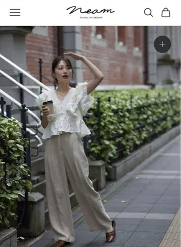 프릴이 달린 화이트 슬리브리스 상의