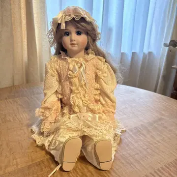 프릴이 달린 핑크 드레스 인형 주모