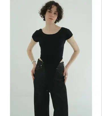 클라네 ROUND NECK HIGH CUT BODYSUITS