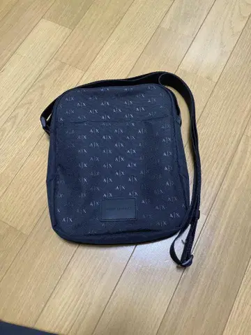 Armani Exchange 숄더백 블랙