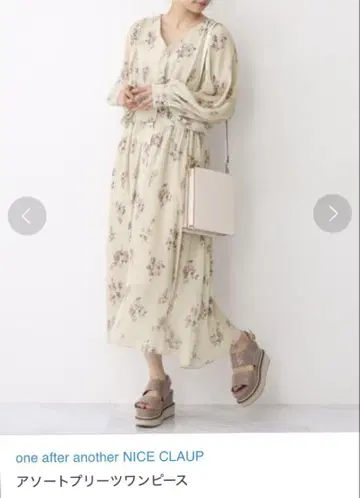 NICE CLAUP 모듬 플리츠 원피스 꽃무늬