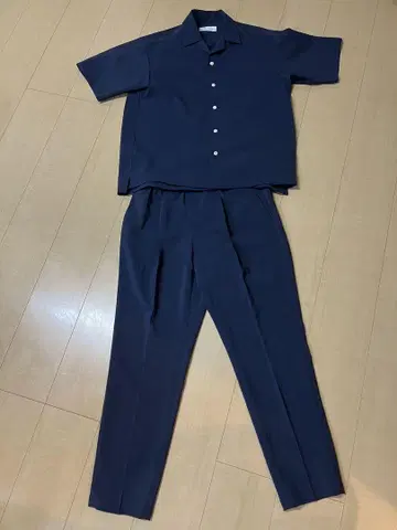 네이비 셋업 셔츠와 팬츠