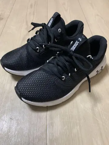 언더아머 스니커즈