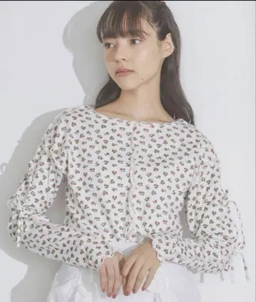 메리제니 컷 아웃 플라워 써멀 탑스 상의 티셔츠