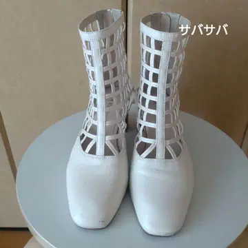 사바사바 화이트 컷 아웃 디자인 부츠