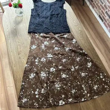 리랜드트루 플라워 무늬 브라운 플레어 스커트