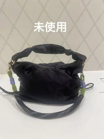 쿨 카레안 새틴 풀드 백 블랙