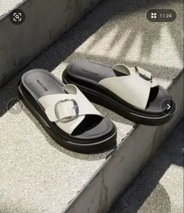 화이트 버클이 달린 컴포트 샌들