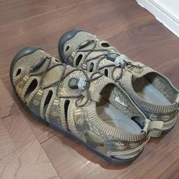 카키색 스포츠 샌들