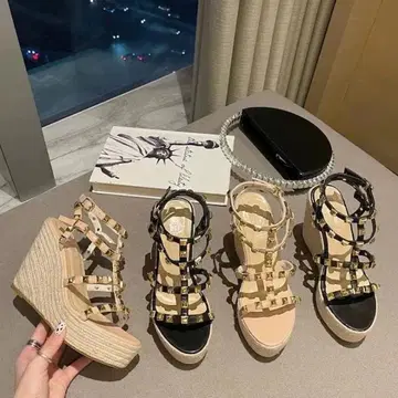 블랙 스터드 11cm 힐 샌들