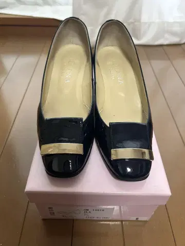DIANA 네이비 로퍼 에나멜 마감