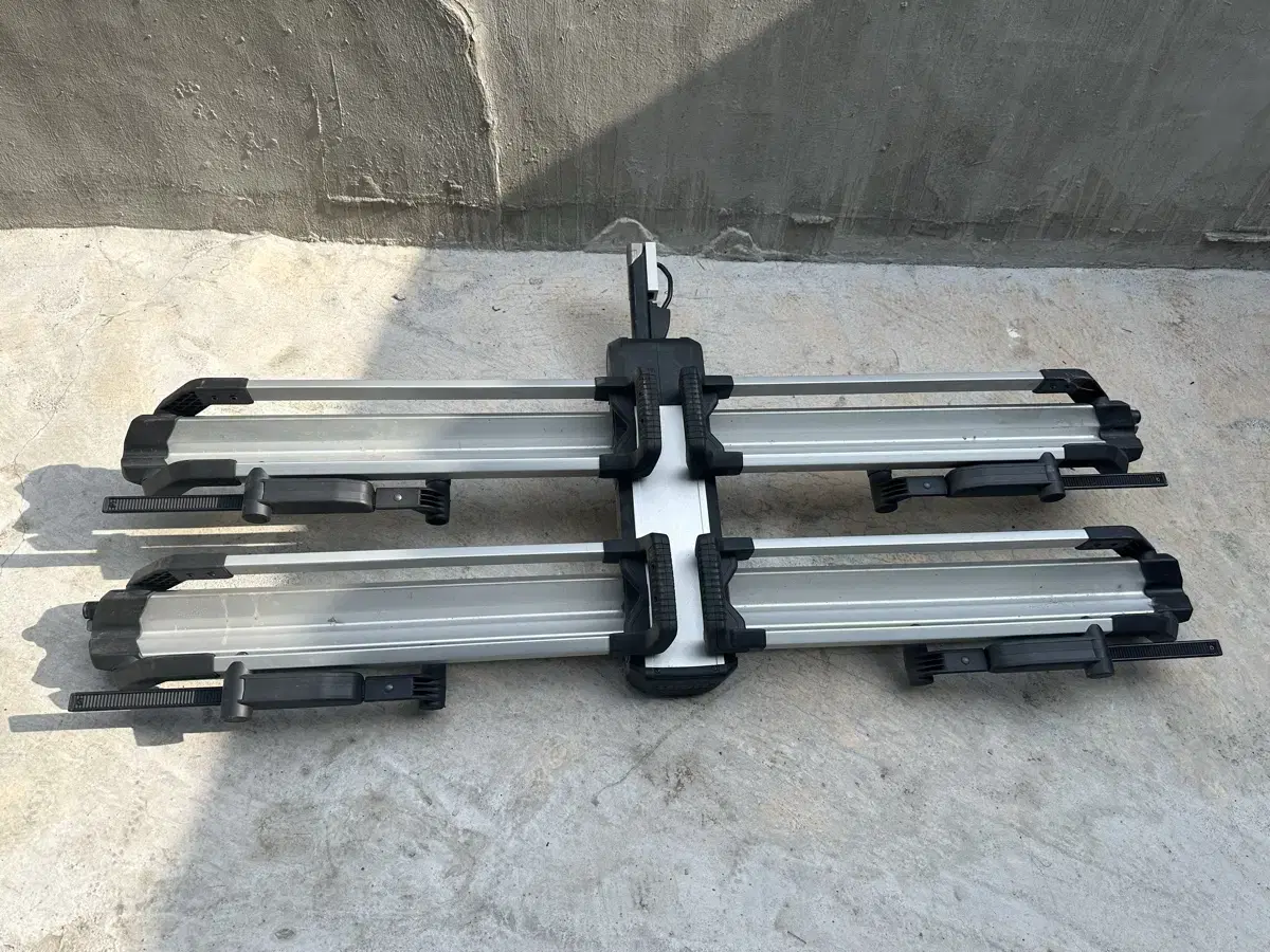 Thule 9040 Helium Platform 2 / Aluminum Bicycle Carrier for Towing Device