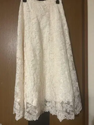 Noela 아이보리 레이스 플레어 스커트