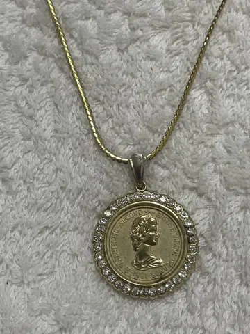 퀸 코인형 펜던트 목걸이 SN 각인 있음