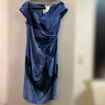 Max Mara 블루 계열 무릎 기장 원피스 반팔