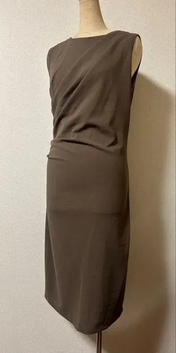 브라운 슬리브리스 무릎 기장 원피스