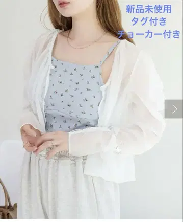 Kastane 초커가 달린 파워 숄더 블라우스