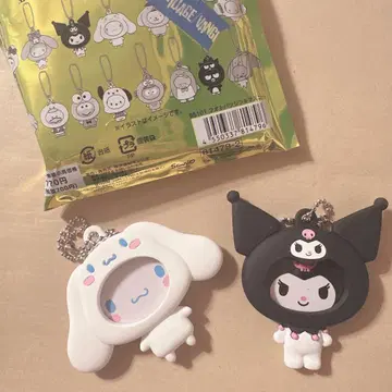 산리오 사진 배지가 달린 마스코트