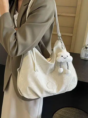 화이트 숄더백 클라우드 참 포함