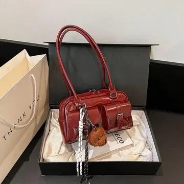 레드 핸드백 폼폼 참 포함