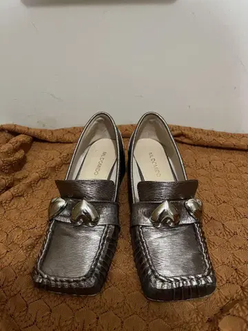 메탈릭 브라운 하트 장식 펌프스