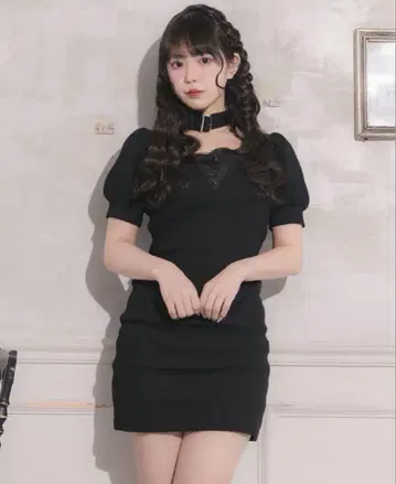 pium 백 리본 초커 컷 원피스 블랙