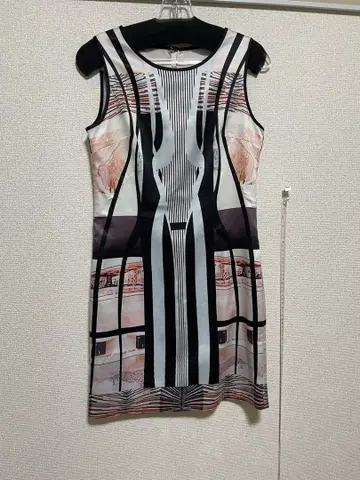 기하학 패턴 슬리브리스 원피스
