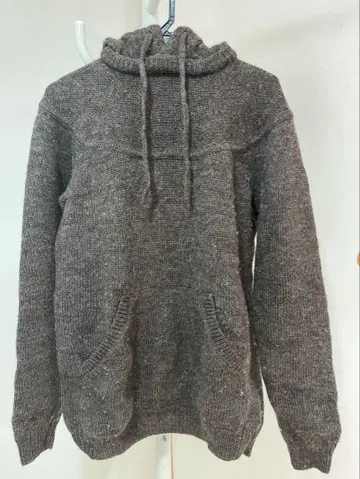 MOTIVE 후드 부착 브라운 스웨터