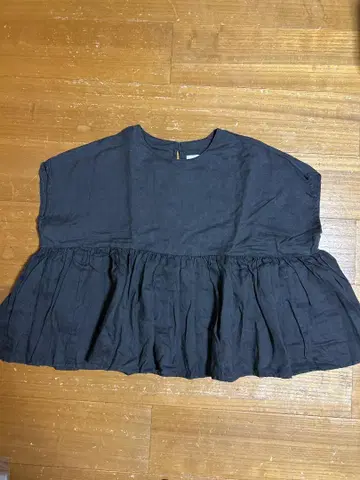 프릴이 달린 블랙 반팔 상의