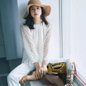 DoCLASSE 시어 도트 자카드 개더 블라우스