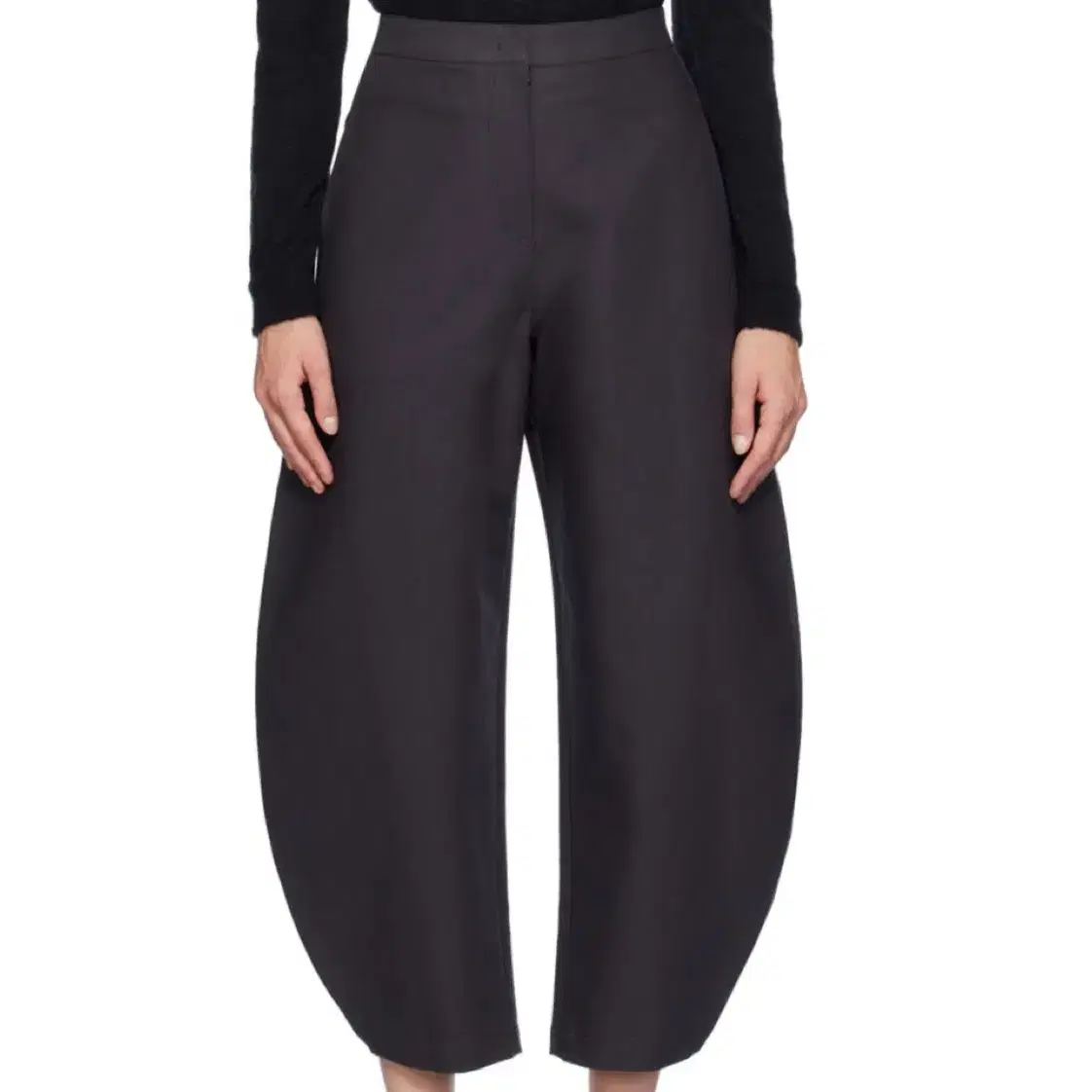 AMOMENTO | 아모멘토 Amomento Curved Silhouette Pants L size