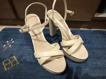 찰스앤키스 화이트 크로스 스트랩 하이힐 샌들